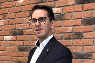 Igor Karkoszka z Fabryki Mebli Wersal.