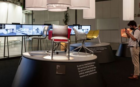 Na pierwszym planie, centralnie umiejscowione krzesło „Highframe”, proj. Alberto Meda, prod. Alias.