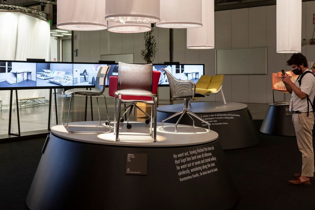 Na pierwszym planie, centralnie umiejscowione krzesło „Highframe”, proj. Alberto Meda, prod. Alias.