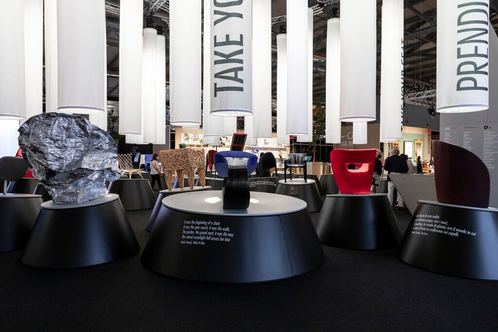 Na wystawie nie mogło zabraknąć kultowego projektu „Memory”, który Tokujin Yoshioka stworzył dla Moroso (na zdjęciu pierwszy od lewej).