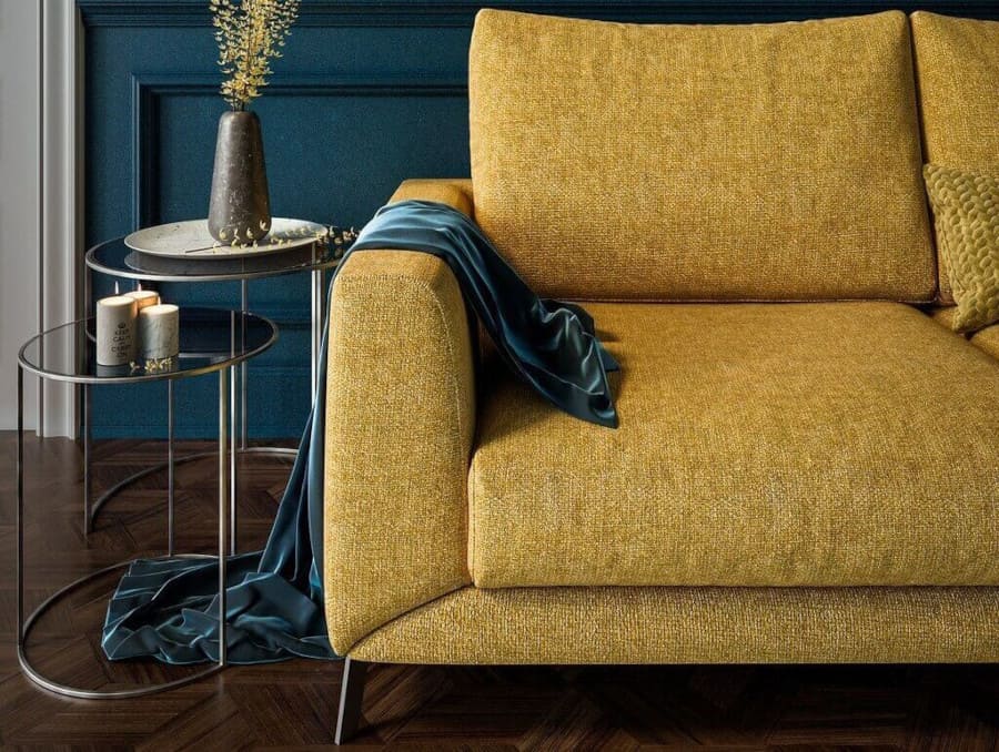 Tkanina „Rosario” od Idesin jest bardzo miła w dotyku. Charakterystyczny splot przędzy szenilowej nadaje jej niezwykły efekt delikatnego blasku.