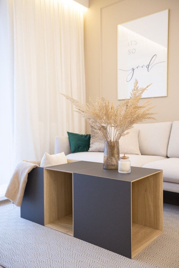 Niebieski stolik kawowy - szafka wykonany przy użyciu technologii oferowanej przez Valinge