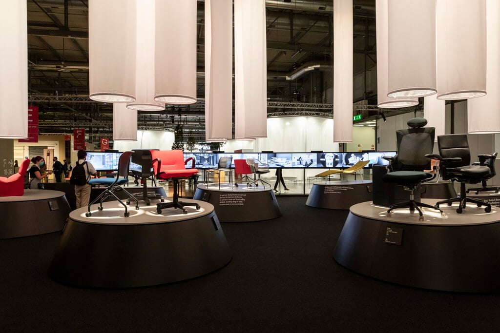 Twórcy wystawy pomyśleli także o krzesłach i fotelach do przestrzeni pracy.