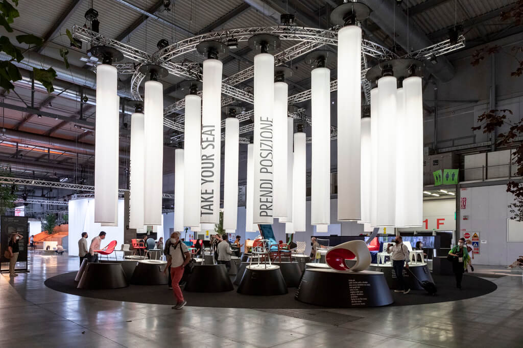 Kuratorka wystawy Take Your Seat / Prendi Posizione Nina Bassoli wykonała ogrom pracy, gromadząc najlepiej zaprojektowane na świecie krzesła.