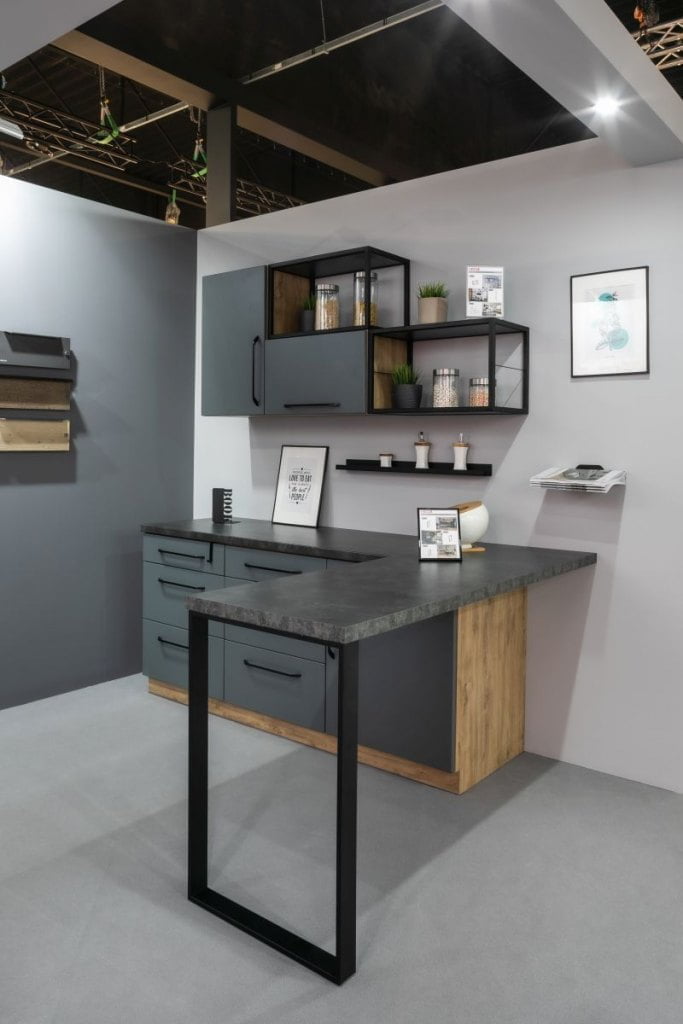 Przestrzeń kuchenna w kolorze szarym firmy Gamet prezentowana podczas tragów Warsaw Home & Contract 2021 - miesięcznik i portal informacyjny branży meblarskiej biznes.meble.pl