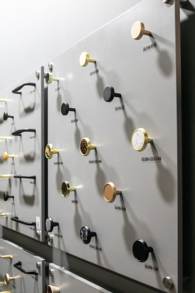 Gałki meblowe firmy Gamet prezentowane na szarej ściance podczas tragów  Warsaw Home & Contract 2021 - miesięcznik i portal informacyjny branży meblarskiej biznes.meble.pl