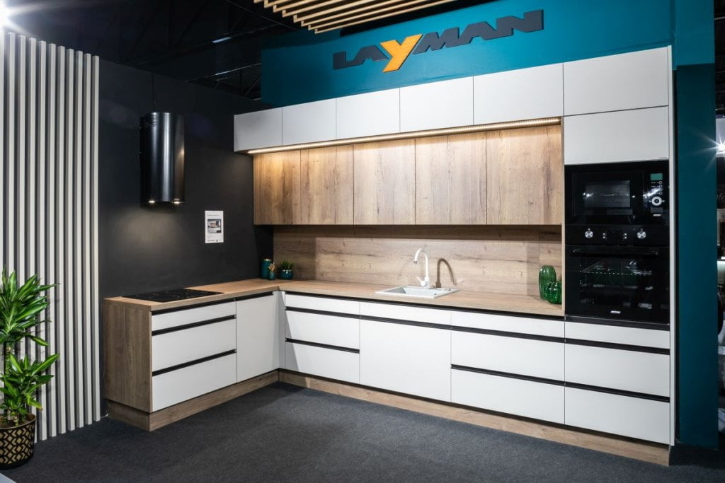 Layman - biała kuchnia Blanka prezentowana na targach Warsaw Home & Contract 2021 - miesięcznik i portal informacyjny branży meblarskiej biznes.meble.pl