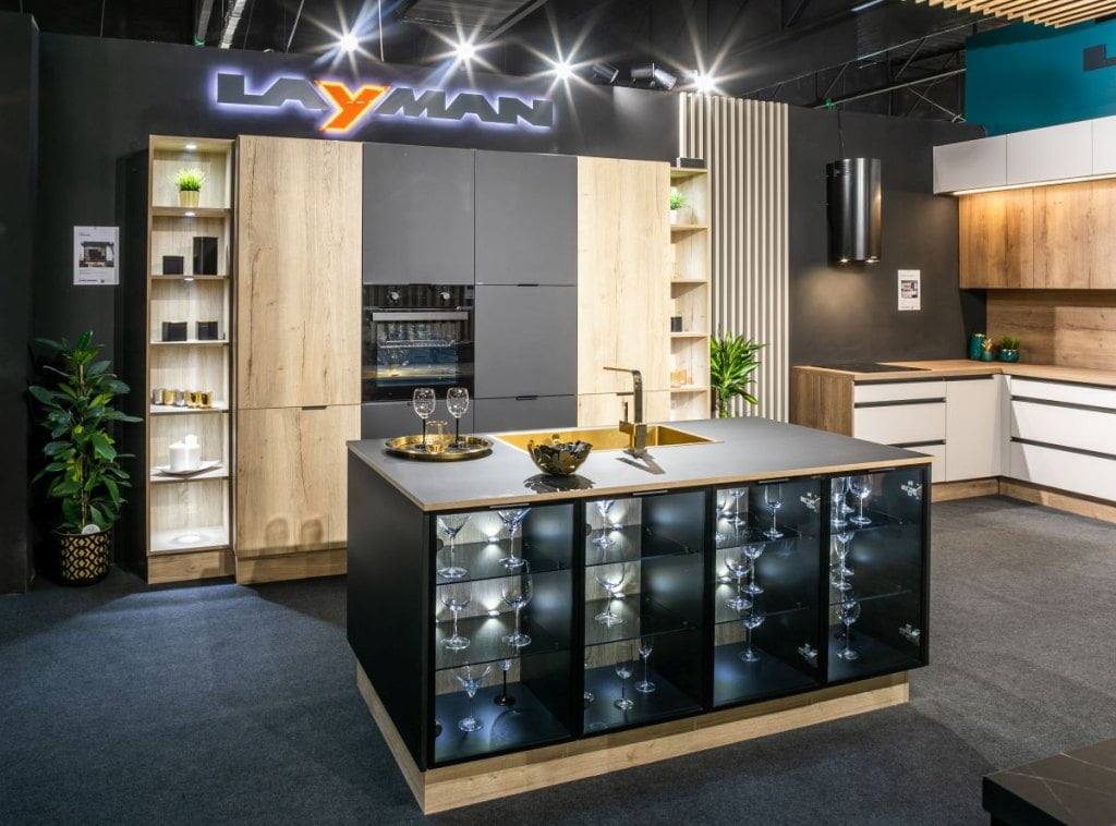 Layman - kuchnia Italia prezentowana na targach Warsaw Home & Contract 2021 - miesięcznik i portal informacyjny branży meblarskiej biznes.meble.pl