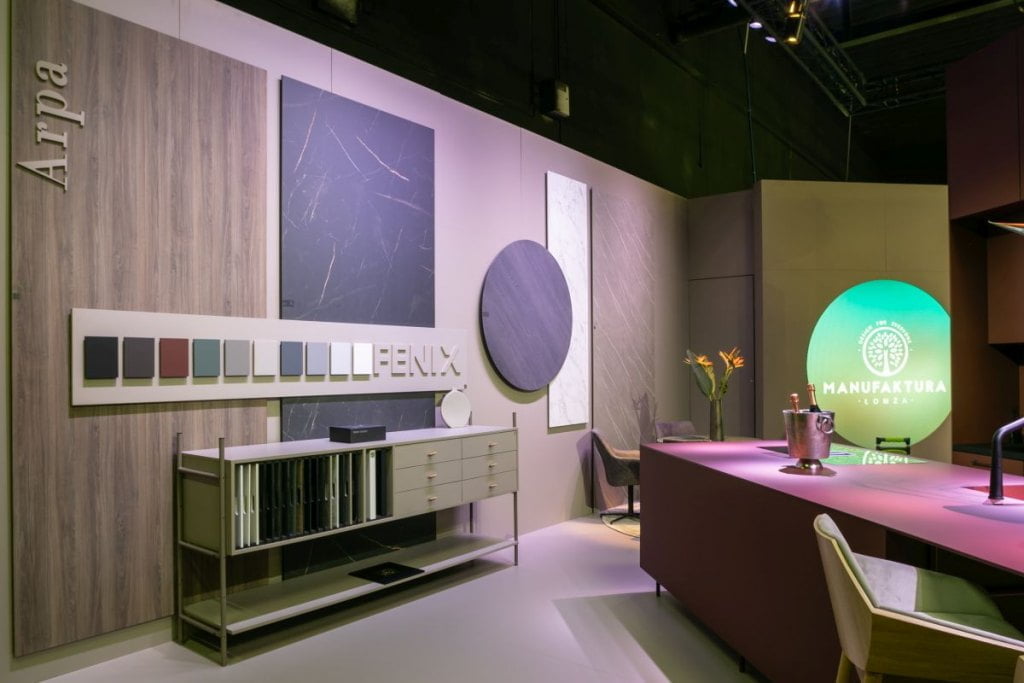 Manufaktura Łomża - Feniks kolekcja frontów na bazie płyt firmy Egger i produkty Arpa prezentowane na stoisku na Warsaw Home & Contract 2021 - miesięcznik i portal informacyjny branży meblarskiej biznes.meble.pl