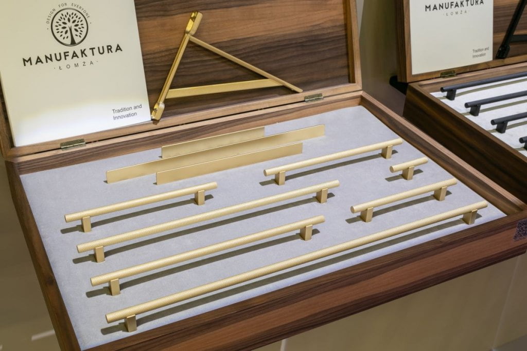 Manufaktura Łomża - uchwyty meblowe marki Citterio Giulio w kolorze złotym prezentowany na stoisku na Warsaw Home & Contract 2021 -miesięcznik i portal informacyjny branży meblarskiej biznes.meble.pl