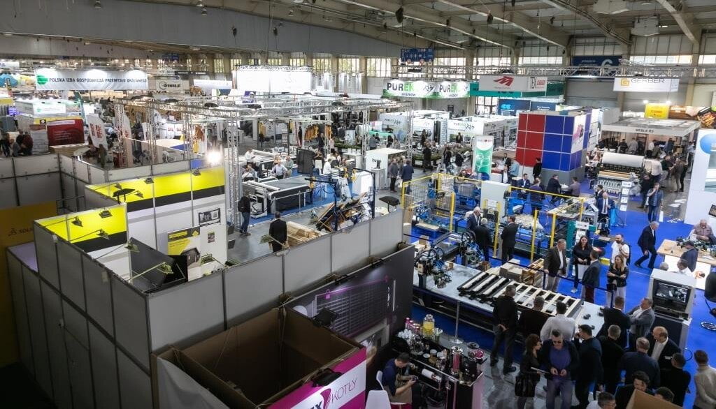 Jak rynek meblarski i przemysł drzewny mogą radzić sobie z kryzysem - o tym będą rozmawiać profesjonaliści podczas targów DREMA 2023.