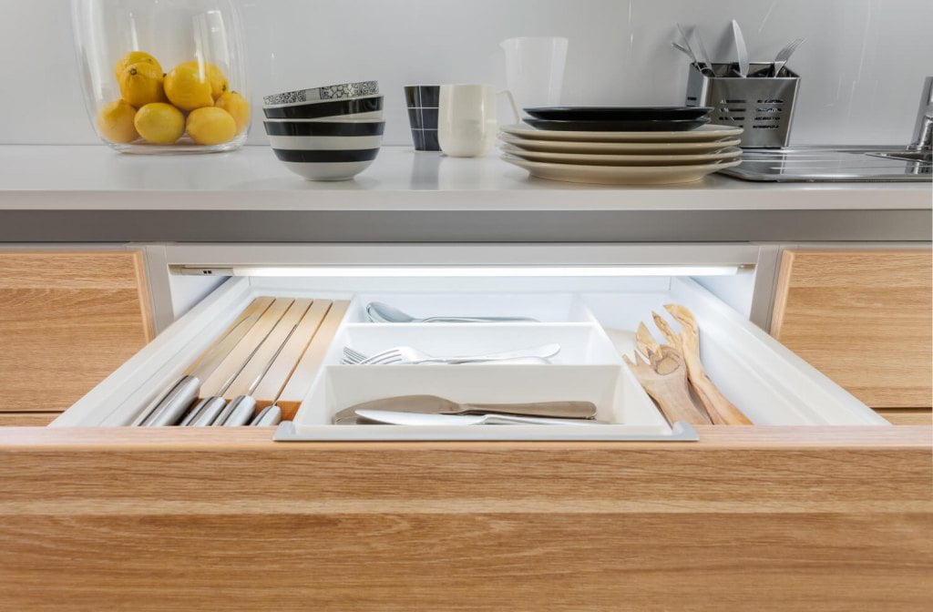 Hafele Loox5 -oświetlenie szuflady - miesięcznik i portal informacyjny branży meblarskiej biznes.meble.pl