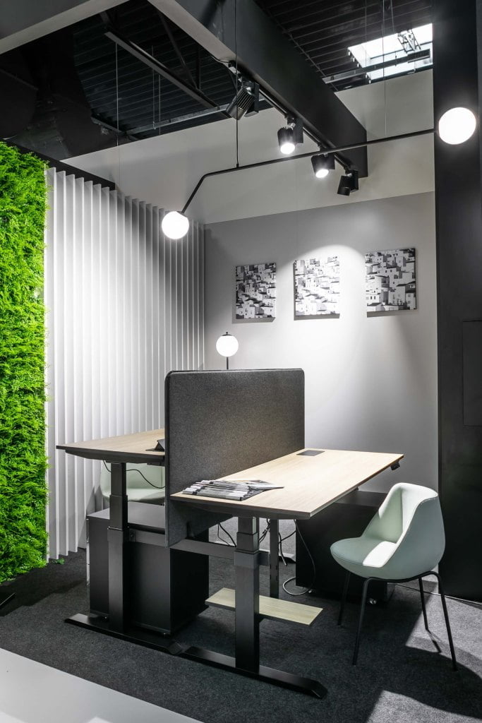 Rejs - stoisko na targach Warsaw Home & Contract 2021 - elektryczny stelaż biurka Futuro - miesięcznik i portal informacyjny branży meblarskiej biznes.meble.pl