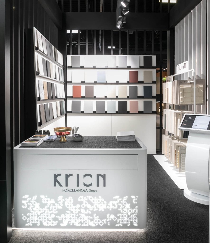 Rejs - stoisko na targach Warsaw Home & Contract 2021 - KRION – jeden z komponentów oferowanych przez REJS pod marką Dekores to ekologiczny materiał solid surface najnowszej generacji, stworzony przez firmę należącą do Porcelanosa Group - miesięcznik i portal informacyjny branży meblarskiej biznes.meble.pl