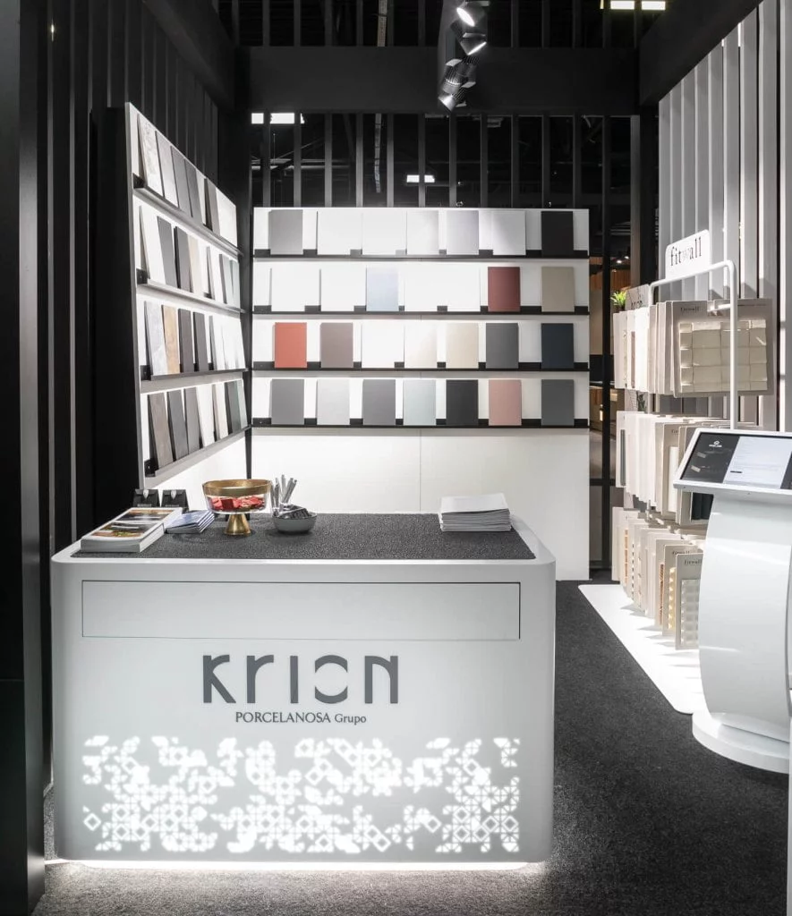 Rejs - stoisko na targach Warsaw Home & Contract 2021 - KRION – jeden z komponentów oferowanych przez REJS pod marką Dekores to ekologiczny materiał solid surface najnowszej generacji, stworzony przez firmę należącą do Porcelanosa Group - miesięcznik i portal informacyjny branży meblarskiej biznes.meble.pl