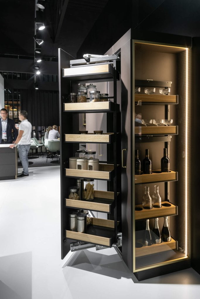 Rejs - stoisko na targach Warsaw Home & Contract 2021 - nowa linia produktowa Maxima Puro -miesięcznik i portal informacyjny branży meblarskiej biznes.meble.pl