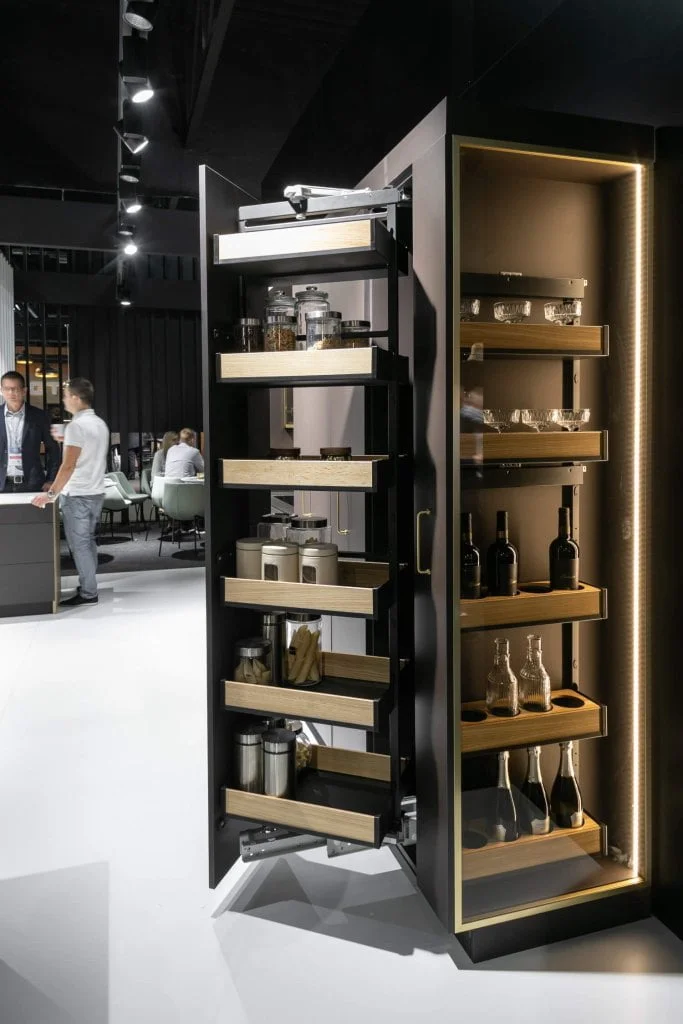 Rejs - stoisko na targach Warsaw Home & Contract 2021 - nowa linia produktowa Maxima Puro -miesięcznik i portal informacyjny branży meblarskiej biznes.meble.pl