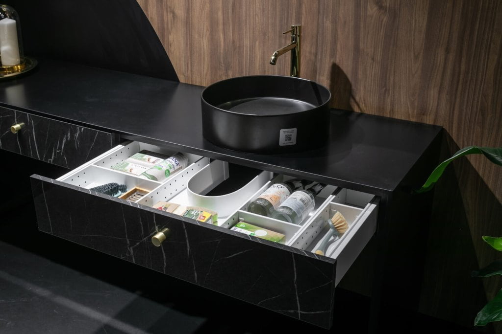 Rejs - stoisko na targach Warsaw Home & Contract 2021 - szuflada z osłoną syfonu w szafce w łazience - miesięcznik i portal informacyjny branży meblarskiej biznes.meble.pl