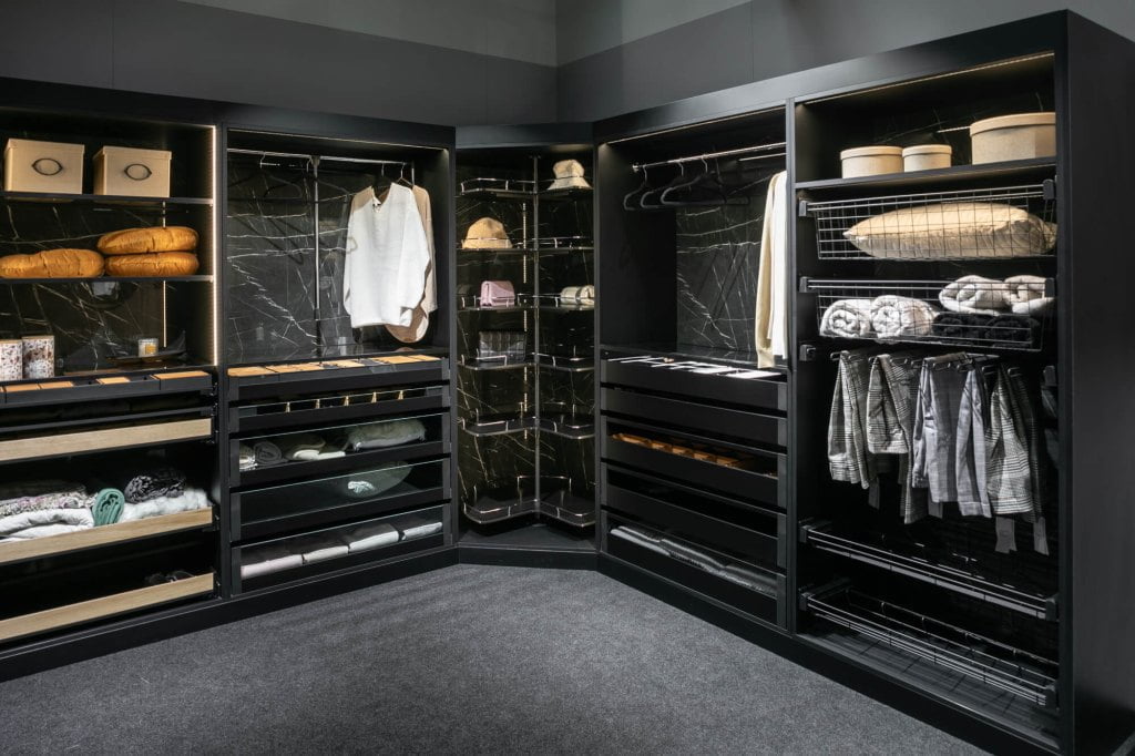 Rejs - stoisko na targach Warsaw Home & Contract 2021 - garderoba prezentująca wkłady do szuflad Slim Box -miesięcznik i portal informacyjny branży meblarskiej biznes.meble.pl