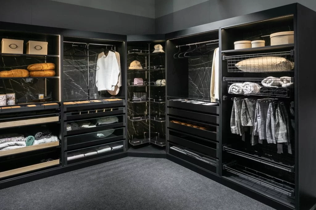 Rejs - stoisko na targach Warsaw Home & Contract 2021 - garderoba prezentująca wkłady do szuflad Slim Box -miesięcznik i portal informacyjny branży meblarskiej biznes.meble.pl