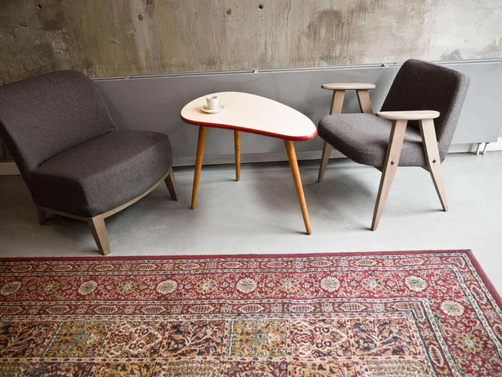 Ze stylowymi meblami tapicerowanymi dobrze komponuje się stolik „Kawa i papierosy”, zaprojektowany przez prof. Hałasa, prod. Nowymodel.org.