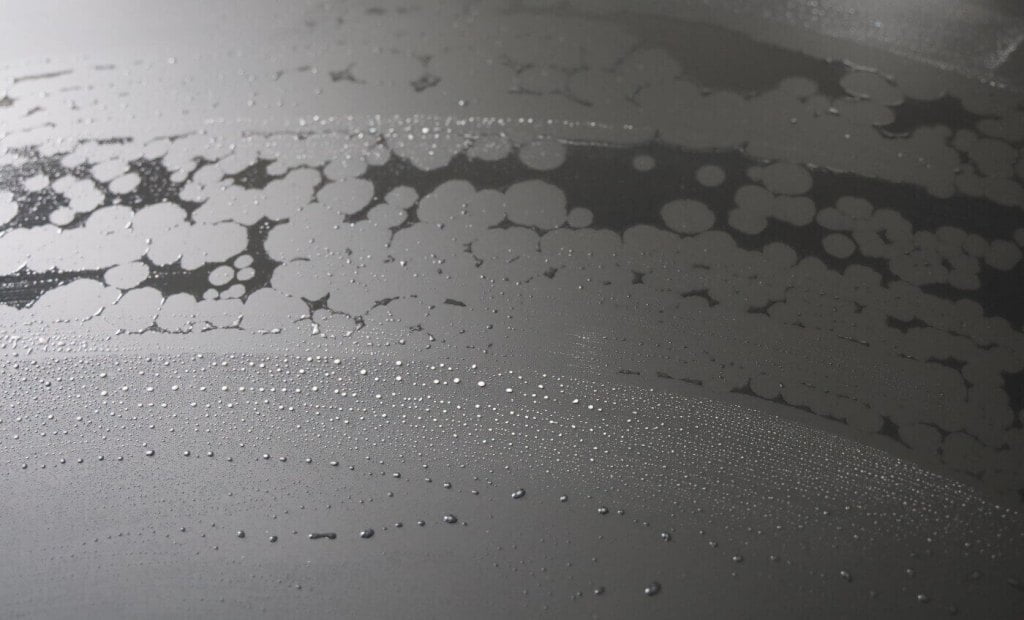 „Acrylux Mat Anti-Fingerprint” – płyta o hydrofobowej powierzchni, charakteryzująca się podwyższoną odpornością na ślady palców oferowana przez Niemann Polska.