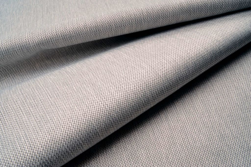 „Berry” firmy Dekoma to gładka tkanina o ciekawej strukturze z rytmicznymi poziomymi liniami.