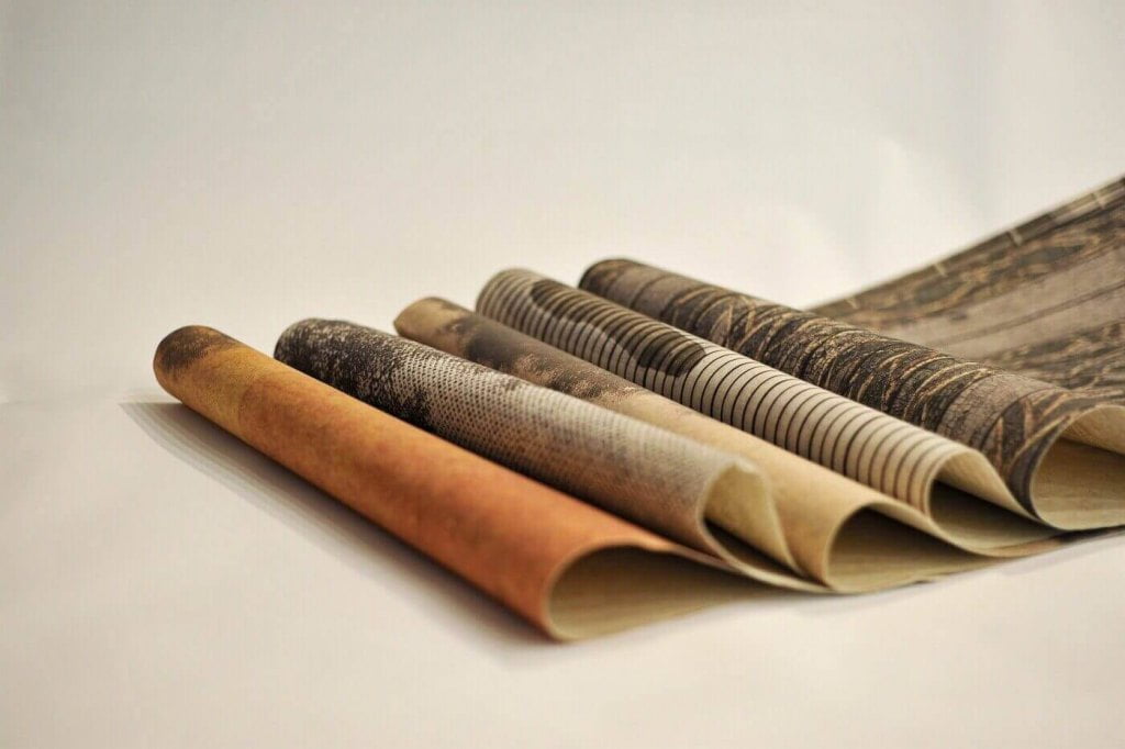 Kolekcja ekologicznych tapet „Biolen Terra” drukowanych na wymiar na podkładzie z organicznego lnu, producent Dekorami, projektant Joanna Dulewicz, Kamil Kopaczka i Mikołajska Studio.