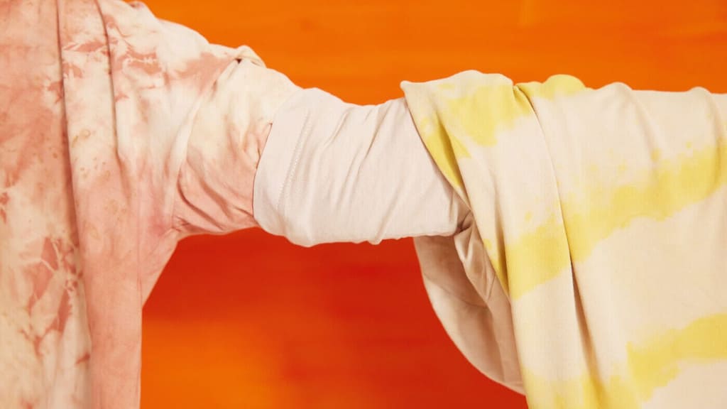 Naturalnie farbowane ubranie zaprojektowane przez studentkę Emmę Nørgaard Poulsen, VIA University College, VIA Design and Business.