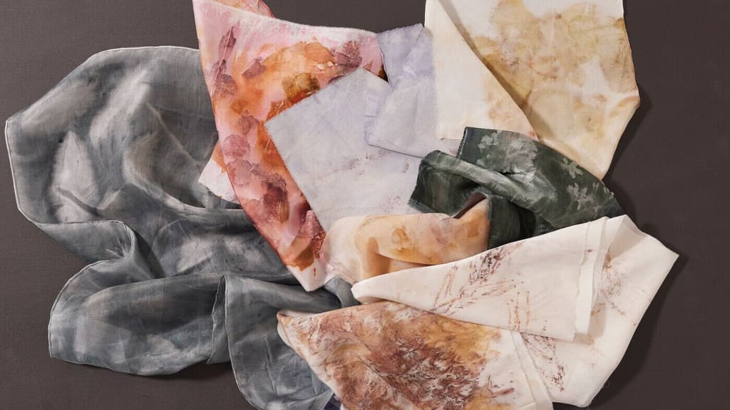 Wzór materiałów uzyskano bazując na włóknach naturalnych i wykorzystując ecoprint, sun print i druk cyfrowy. Autorzy: VIA University College, VIA Design&Business.