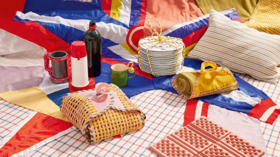 Składane, rolowane i woskowane materiały od Wlesi Will Pillow by Kiellerup Vaeveri i patchworkowy koc od Christiny Engsig.