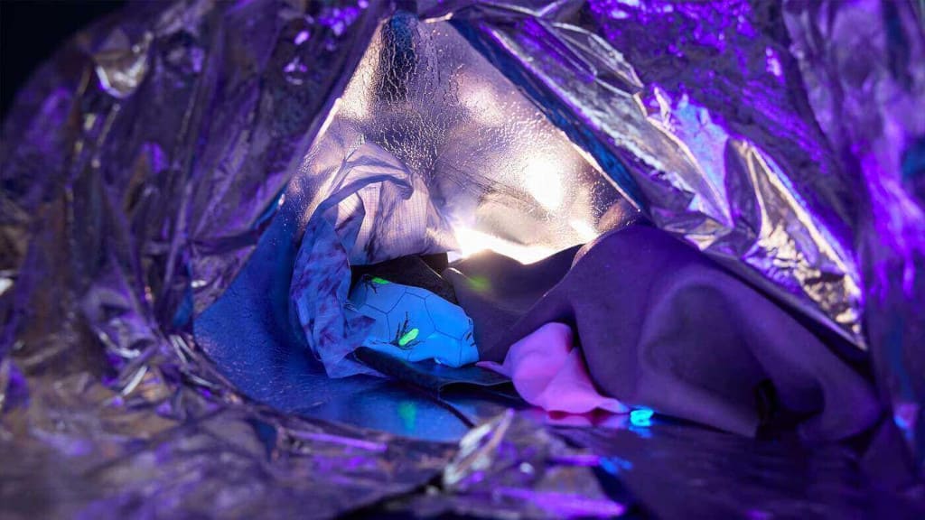 Płótno żaglowe od Middle of Nowhere według Busk A.Agesen. Błyszcząca tkanina zaprojektowana w VIA University College, Research & Development Center for Creative Industries and Professions.