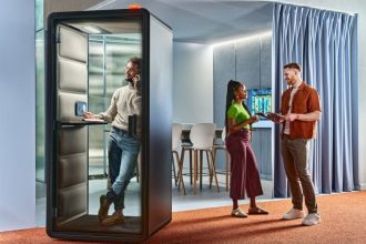 W 2025 r. marka Hushoffice rozszerzyła portfolio produktów hushFree o dwa nowe pody akustyczne do pracy indywidualnej – hushFree.S.Hybrid i hushFree.XS (na zdjęciu).