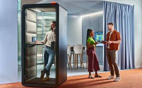 W 2025 r. marka Hushoffice rozszerzyła portfolio produktów hushFree o dwa nowe pody akustyczne do pracy indywidualnej – hushFree.S.Hybrid i hushFree.XS (na zdjęciu).