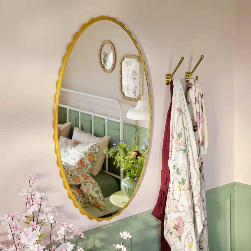 Owalne lustro DAGGKAPRIFOL. Fot. Biuro prasowe IKEA Polska.