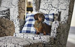 Nowe pokrowce na fotel i podnóżek STRANDMON w wariancie Ribersborg, w odcieniach ciemnej szarości oraz beżu, pozwalają odświeżyć mebel i nadać mu nowego, relaksującego charakteru. Fotel naturalnie staje się centrum strefy regeneracji, niezależnie od miejsca, w którym się znajduje.