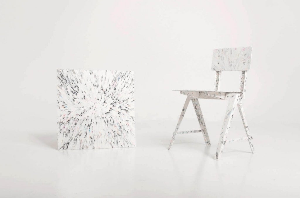 „Infinity” Adrieen Veres to pierwszy prototyp eksperymentalnego zestawu mebli wykonanych w 100% z arkuszy plastiku pochodzących z recyklingu. Materiał powstaje z odpadów HDPE. Finalista „Make me! 2021”.