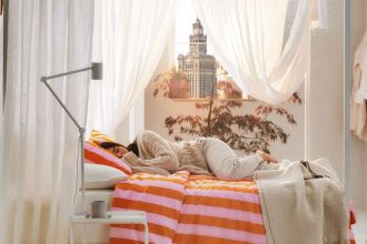 W połowie września 2024 r., w samym sercu miasta, w warszawskim Pałacu Kultury i Nauki, powstała Ścieżka sensoryczna IKEA, która w inspirujący sposób połączyła nowoczesne podejście do marketingu doświadczeń z edukacją o poprawie jakości snu. Fot. Biuro prasowe IKEA.