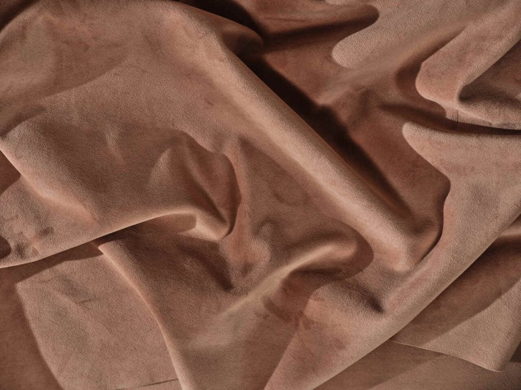 Współpraca z Pantone objęła najlepiej sprzedającą się tkaninę Joybird o wysokiej wydajności. Royale został specjalnie wybrany do tej wyjątkowej współpracy ze względu na jedwabisty dotyk i cienki splot aksamitu, aby zapewnić dodatkowe poczucie komfortu, ciepła i rozpieszczania. Źródło: Color of the Year, Pantone Color Institute.