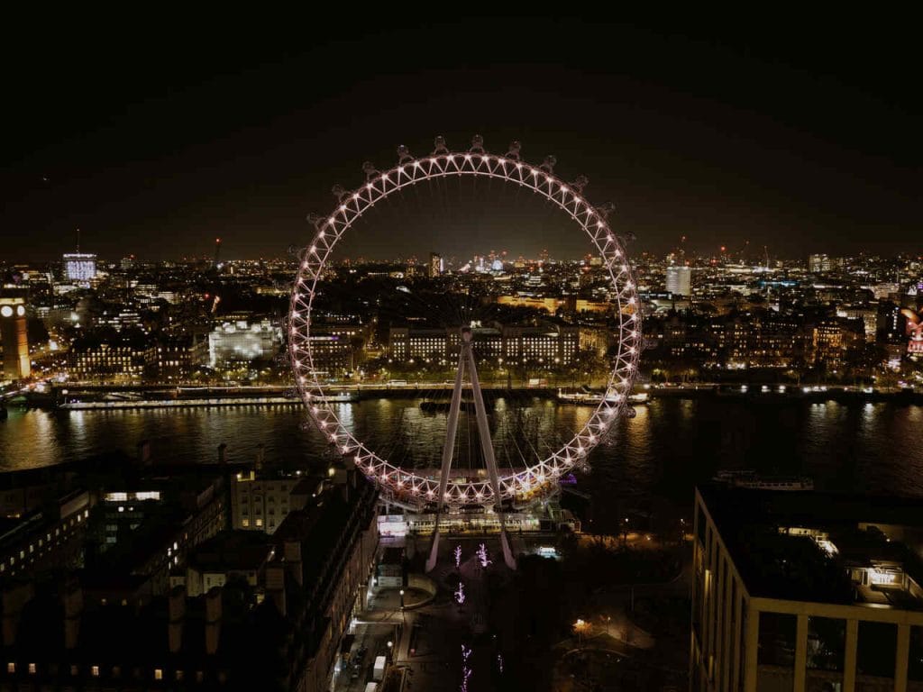 Aby przybliżyć kolor roku 2025 szerszej publiczności, Pantone przejął kultową atrakcję London Eye w ramach pierwszej na świecie współpracy w celu zaprezentowania wyboru Instytutu. Źródło: Color of the Year, Pantone Color Institute.