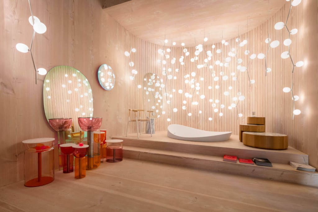 Łazienka i sypialnia stanowią jedno wnętrze, w którym uwagę zwraca kaskada świateł „Ivy” nad wanną. Proj. Lucie Koldová.