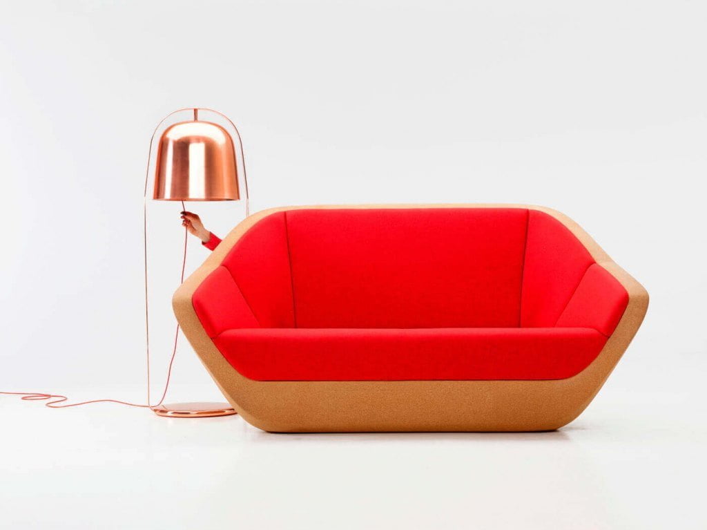 Sofa „Corques” i lampa „Bella” belgijskiego brandu PER / USE,zaprojektowane przez Lucie Koldová w 2014 roku.