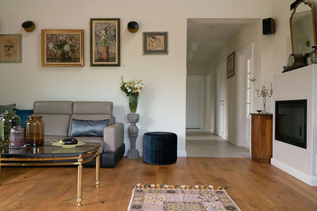 Salon w stylu farmhouse.