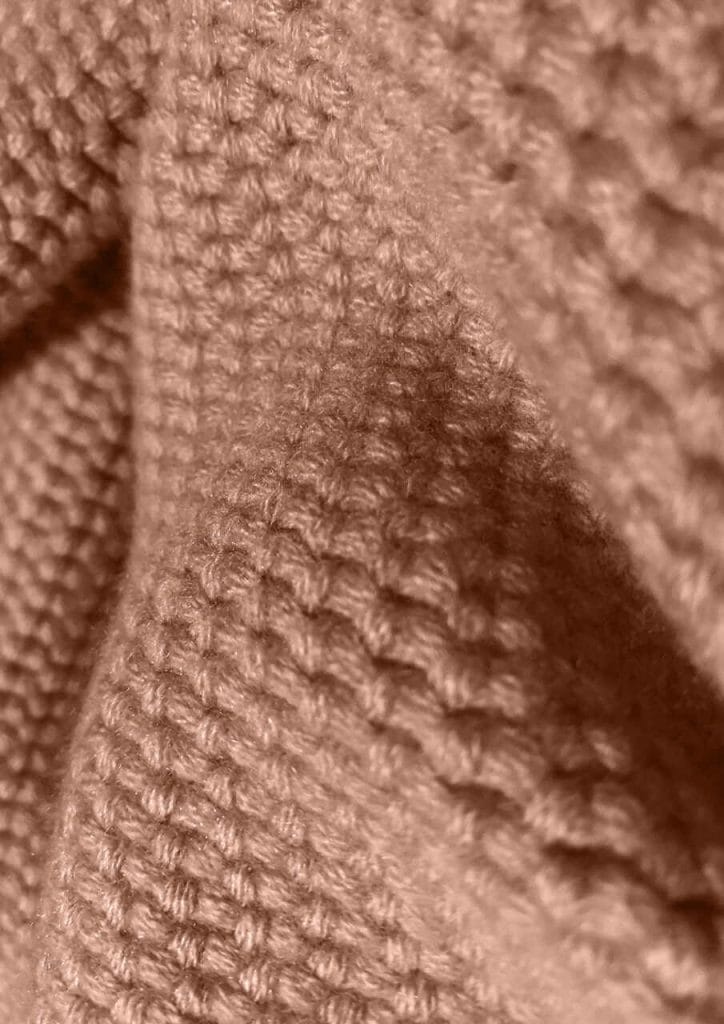 Marka oyuna nawiązała współpracę ze światowym autorytetem w dziedzinie kolorów, aby stworzyć ekskluzywne produkty w kolorze roku 2025 według Pantone – czarującym odcieniu PANTONE 17-1230 Mocha Mousse. Fot. Oyuna Tserendorj. Źródło: Color of the Year, Pantone Color Institute.