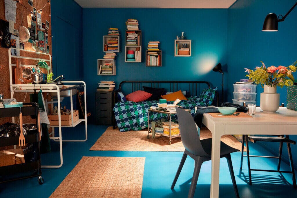 Pokój wyposażony produktami IKEA. Na zdjęciu: rama leżanki „Fyresdal”, dywan tkany na płasko, naturalny „Lohals”, lampa podłogowa „Skurup”.