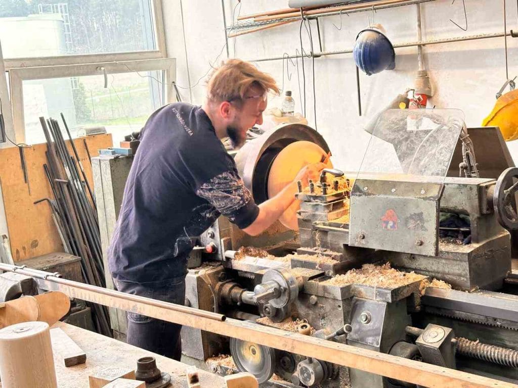 Praca nad projektem magisterskim – wszystkie formy zostały wytoczone ręcznie.