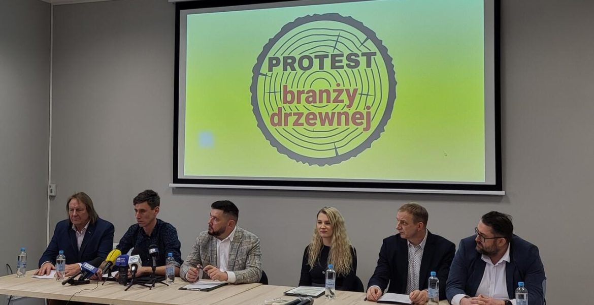 Od lewej: Jerzy Popławski – właściciel firmy Złoty Sęk, Andrzej Karpowicz – konsorcjum Zakładów Usług Leśnych w Supraślu, Bartosz Bezubik – prezes firmy Biaform, wiceprezydent Stowarzyszenia Producentów Płyt Drewnopochodnych, Natalia Wysocka – jedna z liderek Protestu Branży Drzewnej, Dariusz Wysocki – Zakład Usług Leśnych w Nadleśnictwie Czarna Białostocka i Bartosz Masiewicz – Zakład Usług Leśnych w Nadleśnictwie Augustów.