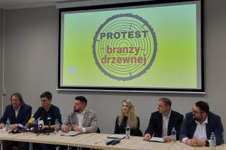 Od lewej: Jerzy Popławski – właściciel firmy Złoty Sęk, Andrzej Karpowicz – konsorcjum Zakładów Usług Leśnych w Supraślu, Bartosz Bezubik – prezes firmy Biaform, wiceprezydent Stowarzyszenia Producentów Płyt Drewnopochodnych, Natalia Wysocka – jedna z liderek Protestu Branży Drzewnej, Dariusz Wysocki – Zakład Usług Leśnych w Nadleśnictwie Czarna Białostocka i Bartosz Masiewicz – Zakład Usług Leśnych w Nadleśnictwie Augustów.
