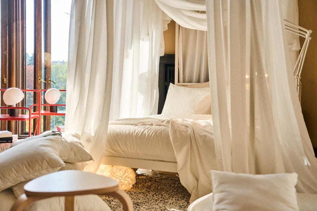 Ścieżka sensoryczna IKEA to nowatorska inicjatywa w ramach działań brand experience, skupiająca się na popularyzacji kluczowych czynników wpływających na zdrowy sen. Przechodząc przez sześć niezależnych stref można było się dowiedzieć, jaki wpływ mają temperatura, czyste powietrze, światło, dźwięk, komfort i uporządkowane otoczenie. Zwiedzający mogli zanurzyć się w świecie zapachów, dźwięków i tekstur, które pomogły im obudzić zmysły, by się zainspirować i kreować własne rozwiązania na dobrą noc. Wydarzenie, z narracją prowadzoną przez Krystynę Czubównę, łączyło storytelling z multisensorycznym doświadczeniem, tworząc wyjątkową przestrzeń do interakcji z marką. Fot. Biuro prasowe IKEA.