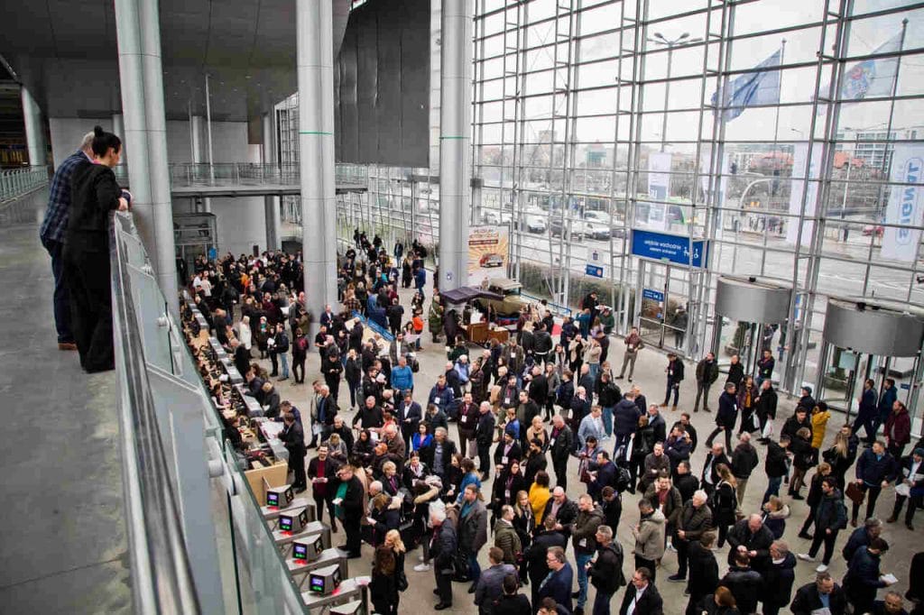 Paulina Nowakowska i Józef Szyszka na antresoli w targowym holu wejściowym oczekują na otwarcie bramek.